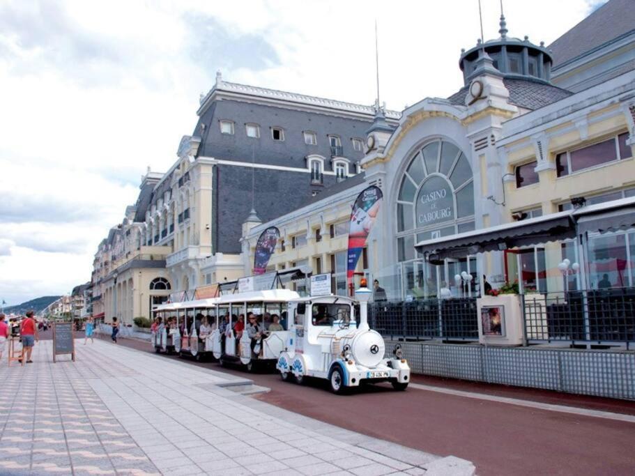 Cabourg, Appartement T2 Acces Direct Mer Экстерьер фото
